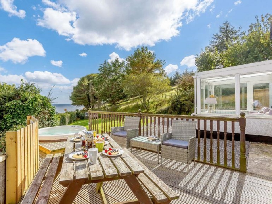 Remote detached Lodge with Hot Tub Sea Views