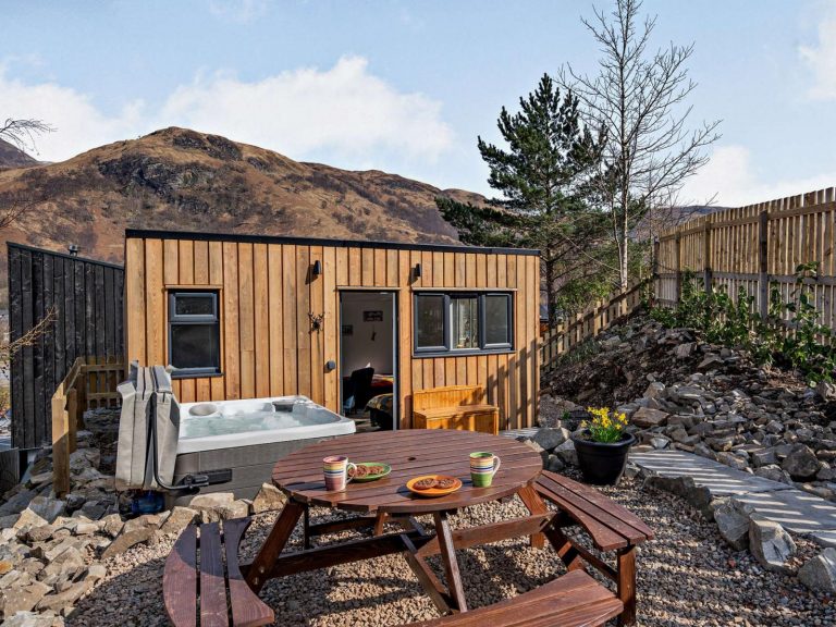 Mountain View Highland Lodge with Hot Tub